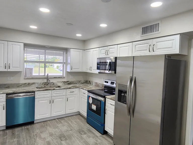 912 La Jolla Ave — Photo 5