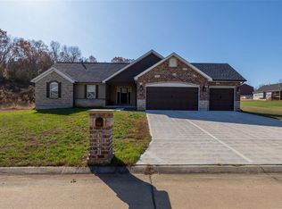 3341 Whispering Creek Dr, Festus, MO 63028