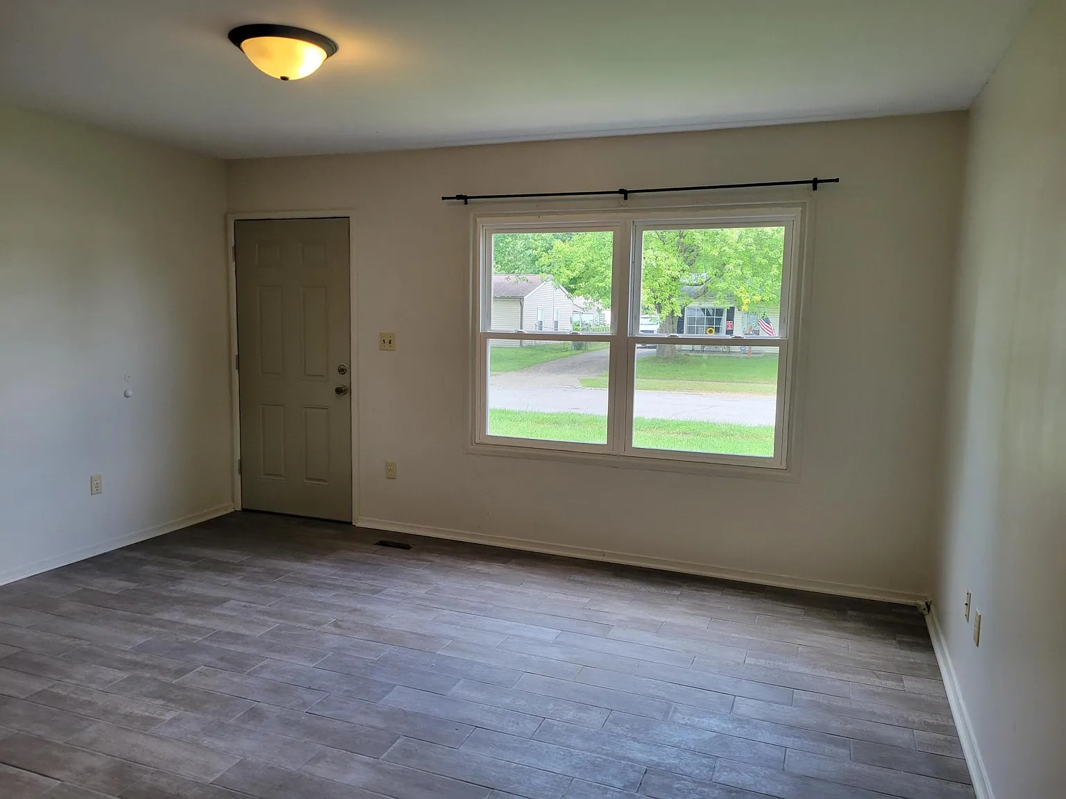 3 bed, 864 sqft, $1,200 — Photo 3