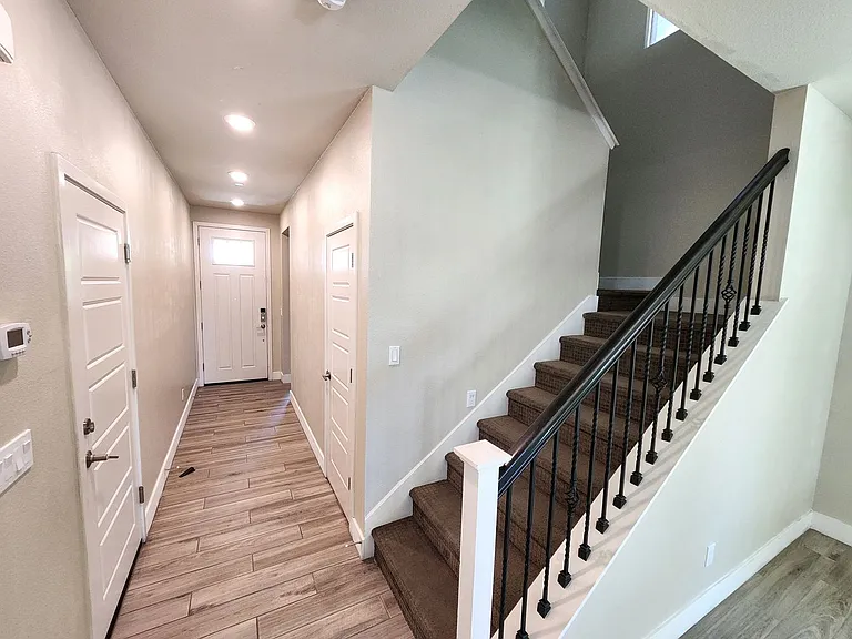 4549 Maple Crest St — Photo 2