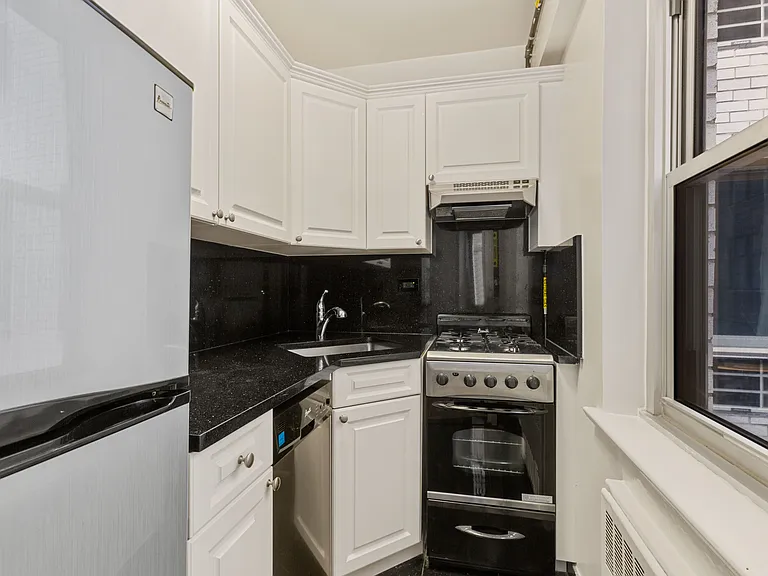 300 E 46th St #3K — Photo 1