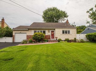 36 Cortelyou St E, Huntington Station, NY 11746