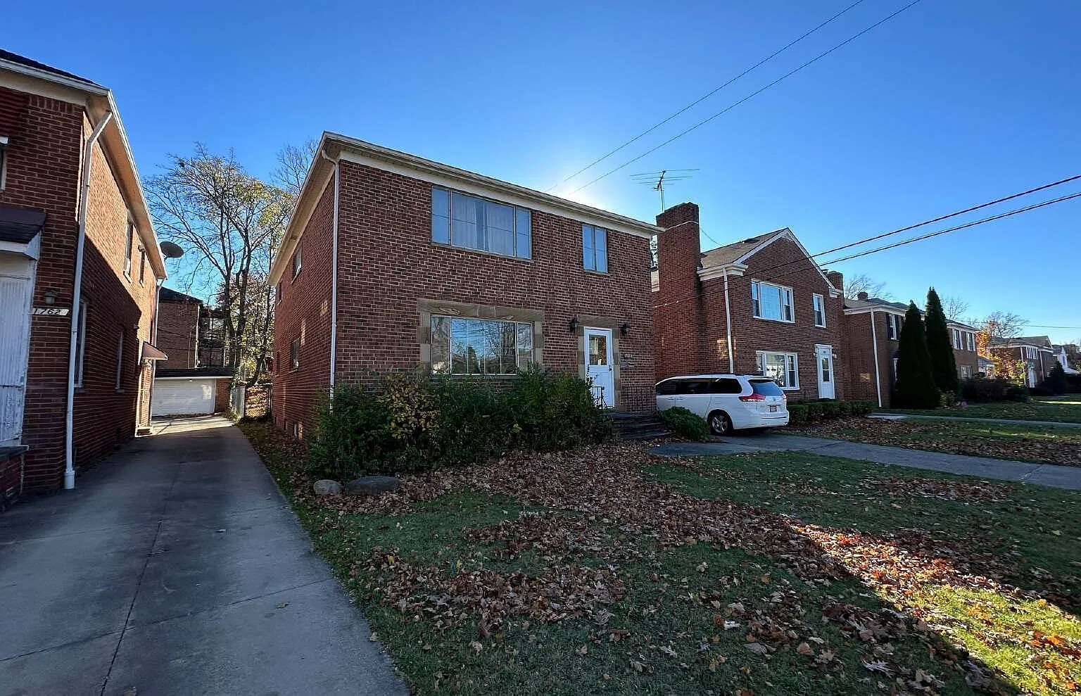 3 bed, 1.0 bath, 1344 sqft, $1,350 — Photo 3