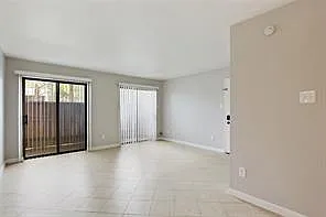 2 bed, 2.0 bath, 904 sqft, $1,350 — Photo 2