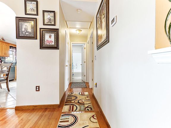 4th image of 4846 Golfview Dr NE