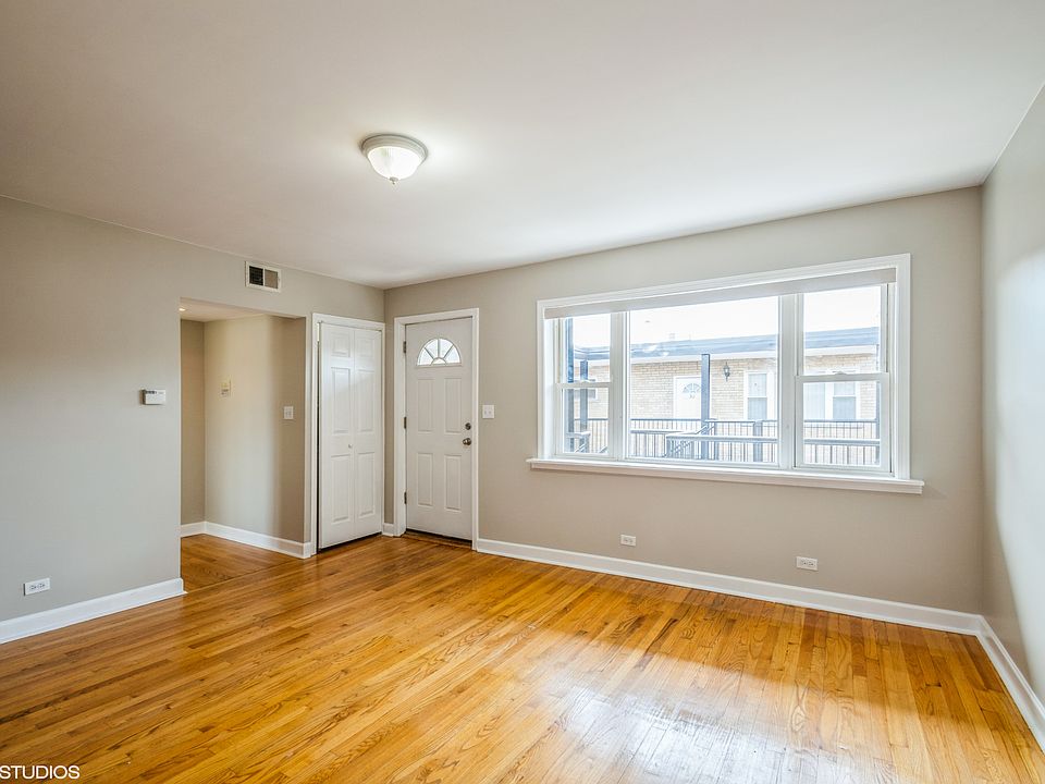 1st image of 2636 W Foster Ave APT 305