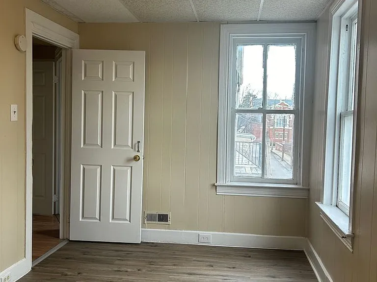 121 N State St — Photo 23