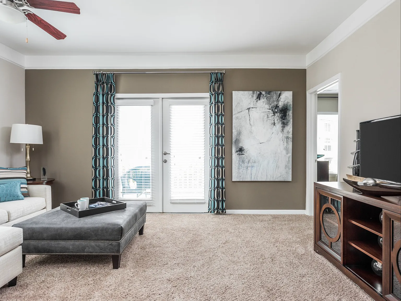 Aston Apartments — Photo 4
