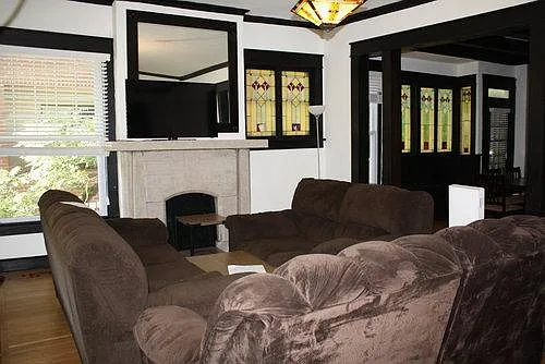 6 bed, 4356 sqft, $9,600 — Photo 2