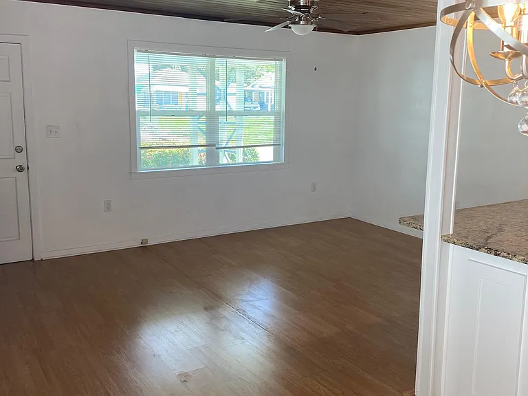Livingroom view to street