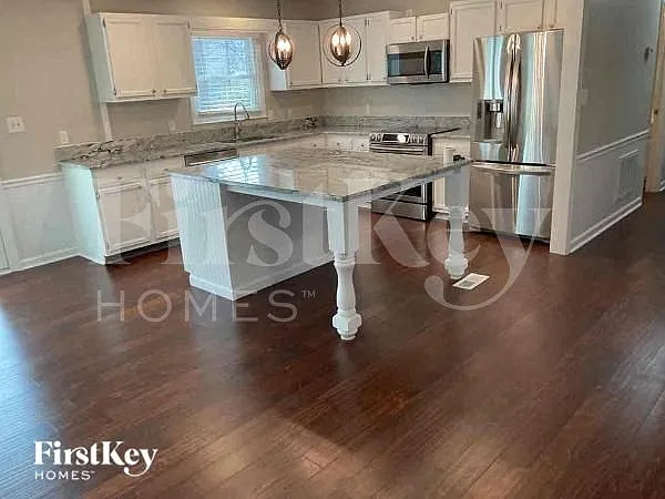 3 bed, 2.0 bath, 1723 sqft, $1,815 — Photo 4
