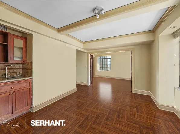 320 East 42nd Street image 3 of 23