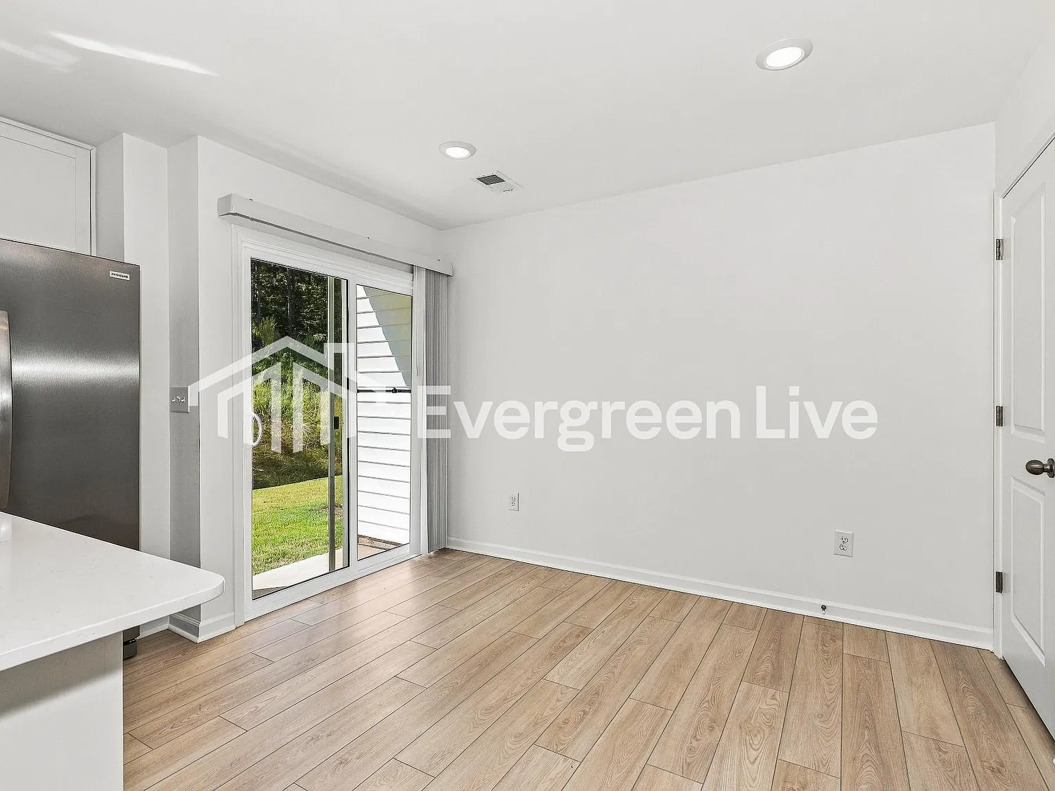 3 bed, 3.0 bath, 1423 sqft, $1,705 — Photo 4