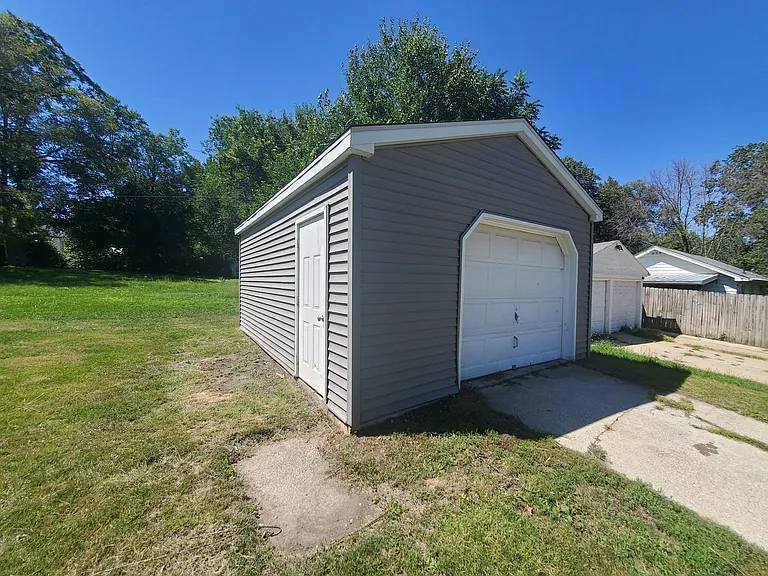 150 E Douglas Ave — Photo 31