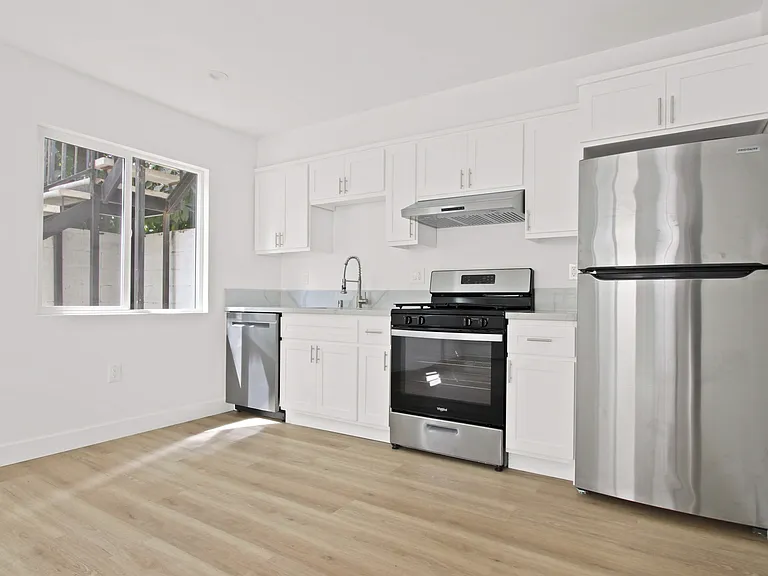 1047 Alamitos Ave — Photo 1