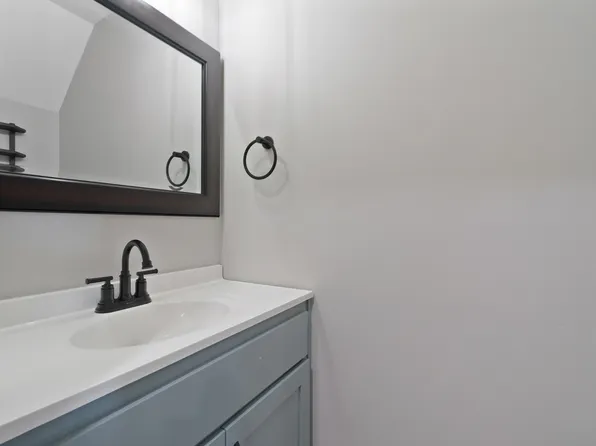 945 Captains Ct, Chesapeake, VA 23320