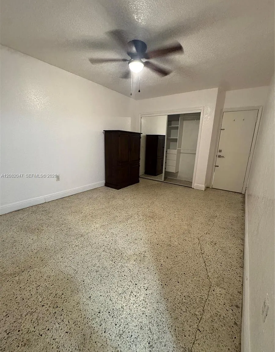 Fifth Avenue Condo — Photo 4