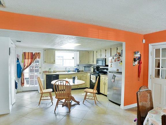 4th image of 3826 Mandarin Woods Dr N