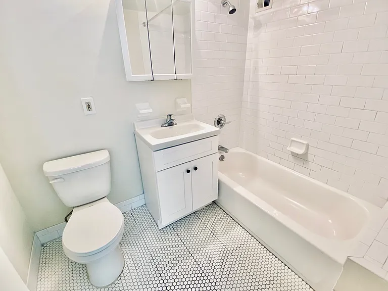 424 W 53rd St #1A — Photo 8