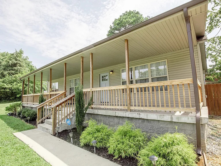 457 Reeves Dr — Photo 3