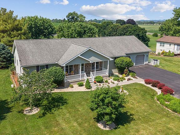 3rd image of 121 Maple Ln