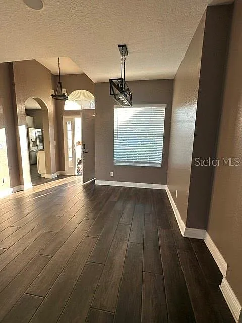 3 bed, 2.0 bath, 1953 sqft, $2,700 — Photo 3