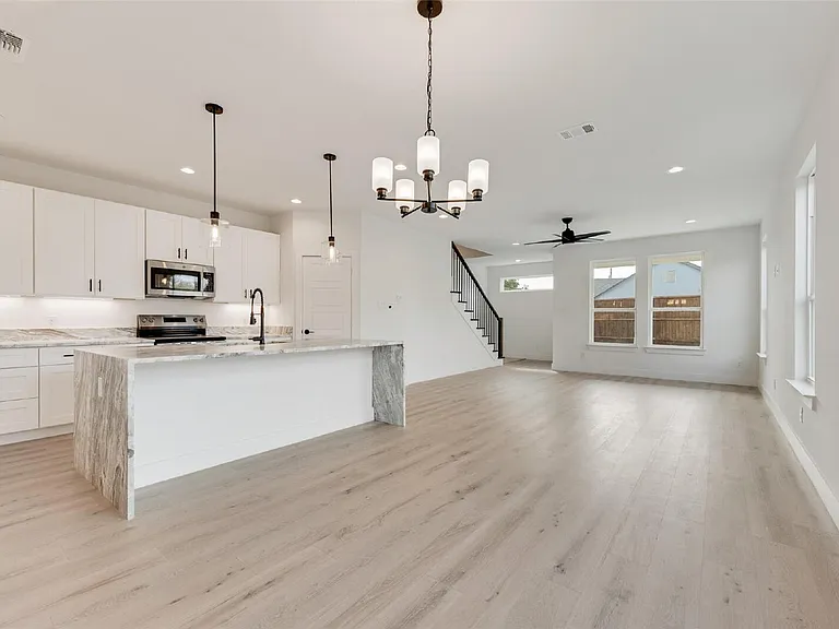 2330 Fairfax Dr — Photo 19