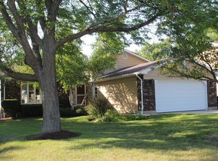 202 Briar Ln, Lindenhurst, IL