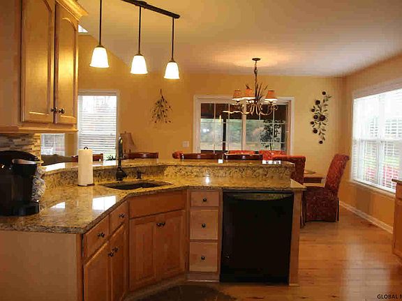 5th image of 22 Berry Patch Dr