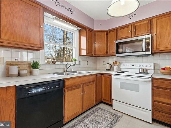 3rd image of 1380 Oakcrest Cir