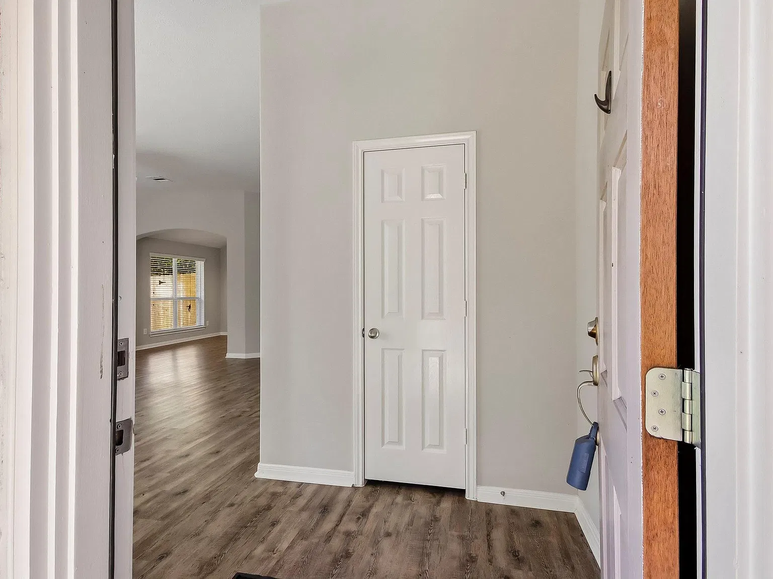 3 bed, 2.0 bath, 1823 sqft, $2,150 — Photo 4