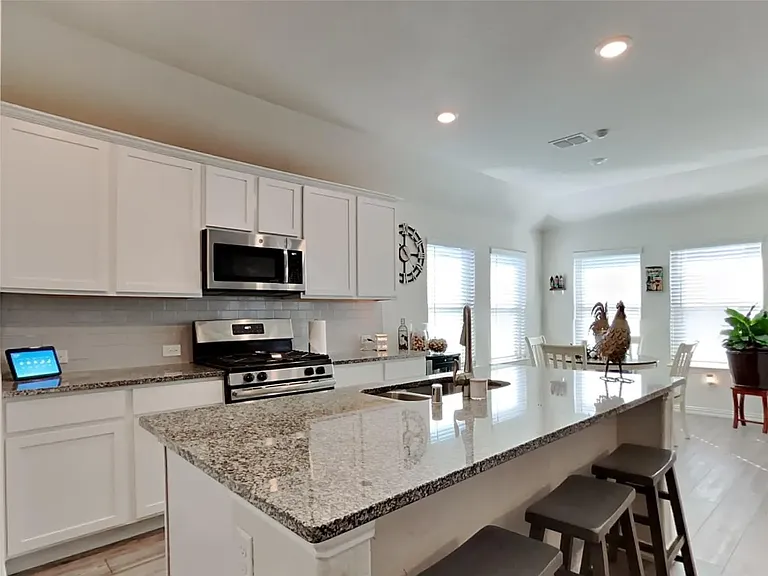 700 Pearl Way — Photo 8