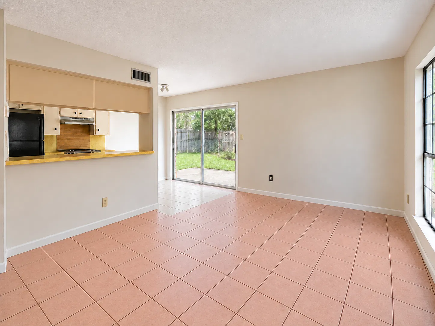 2 bed, 1.5 bath, 970 sqft, $1,200 — Photo 4