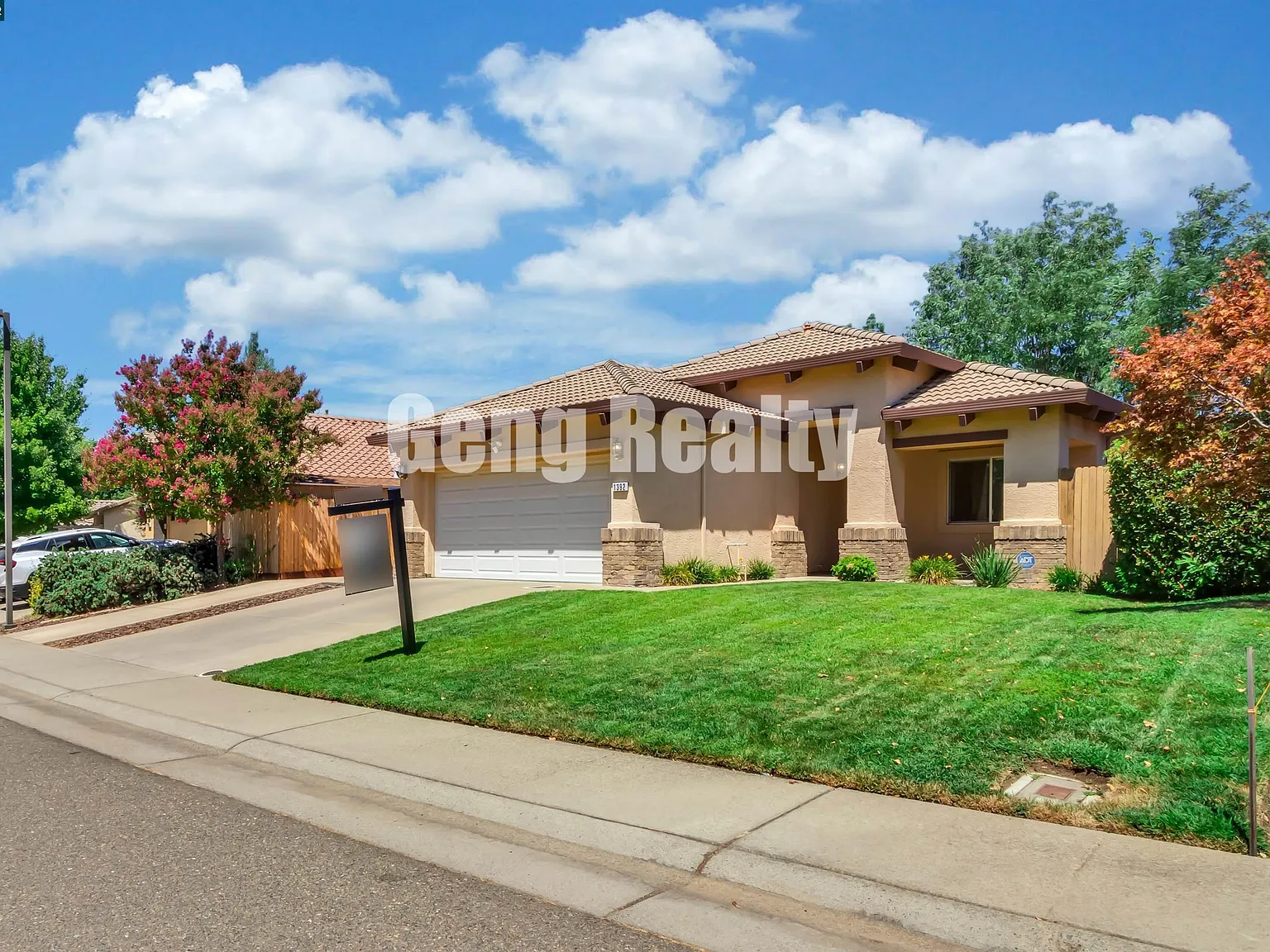 3 bed, 1327 sqft, $2,600 — Photo 2