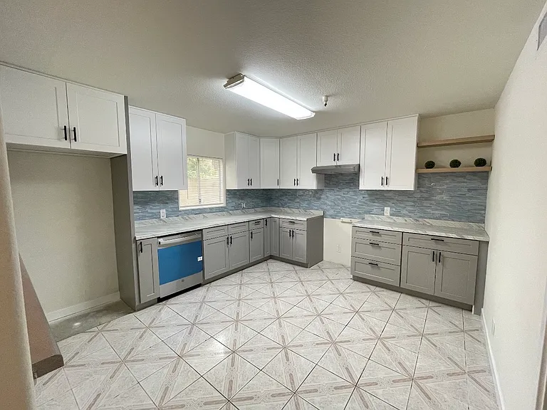 9362 Moonbeam Ave #4 — Photo 11