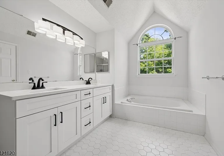 82 Hancock Dr — Photo 32