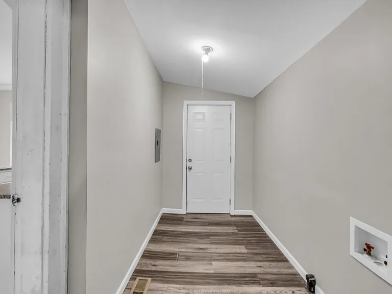 1031 Wilcox Dr — Photo 8