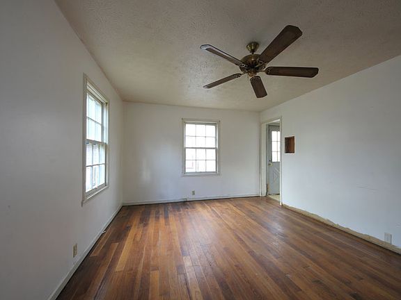 2nd image of 4421 Farnsworth St