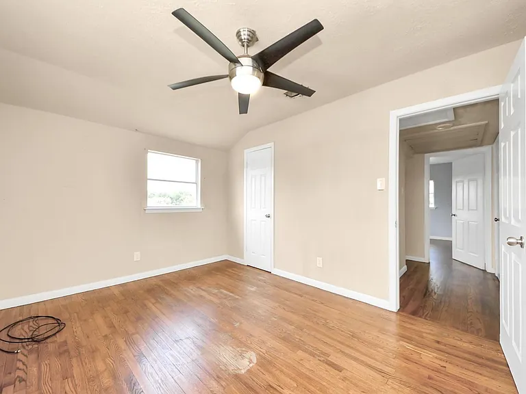 2513 Leslie St — Photo 6