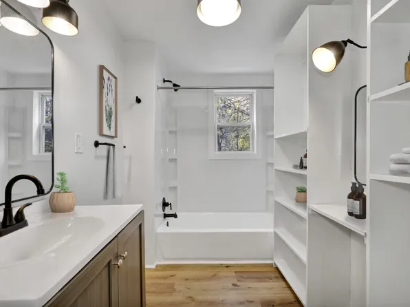 1033 E Cesar E Chavez Ave, Lansing, MI