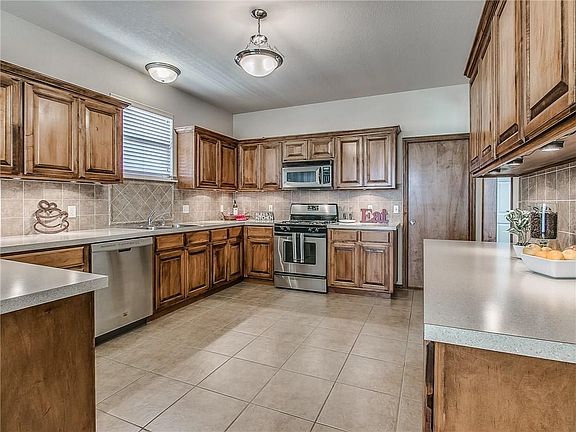 4th image of 2220 S Lake Blvd