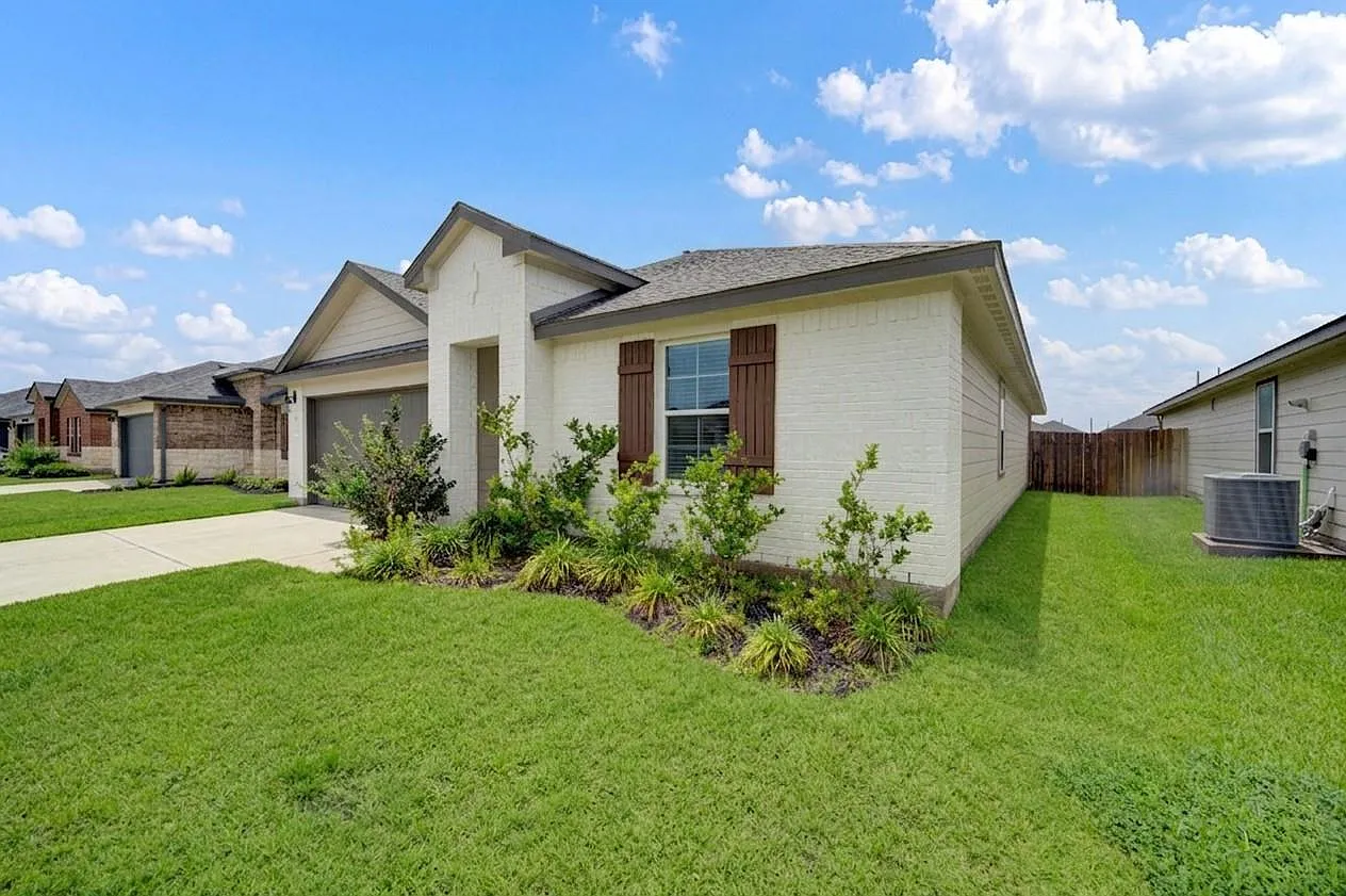 4 bed, 2.0 bath, 1860 sqft, $2,100 — Photo 2