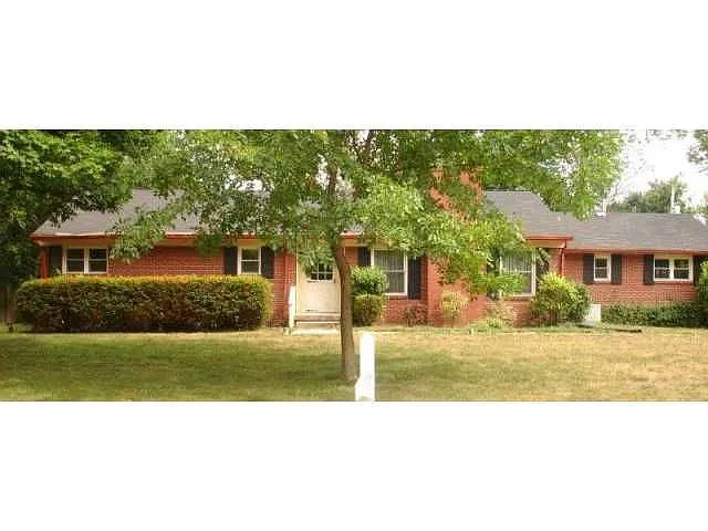 18 Circle Dr photo 1