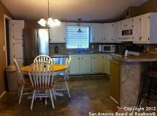 119 Shady Oaks Dr, Floresville, TX 78114