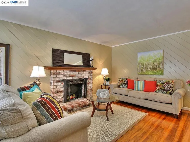 22215 Cameron St — Photo 14