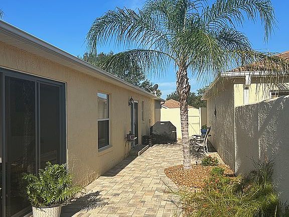 Lovely Side Yard!!
