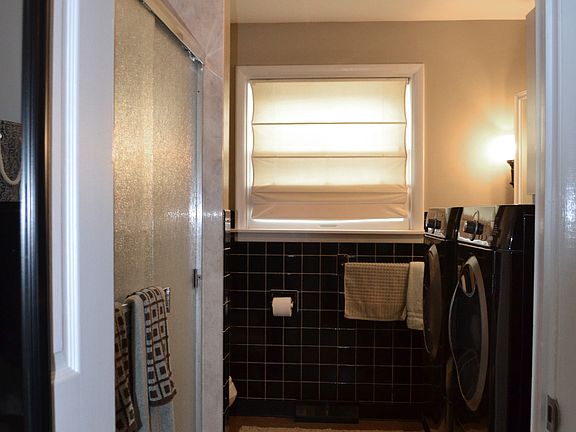 Master Bath w/ Laundry