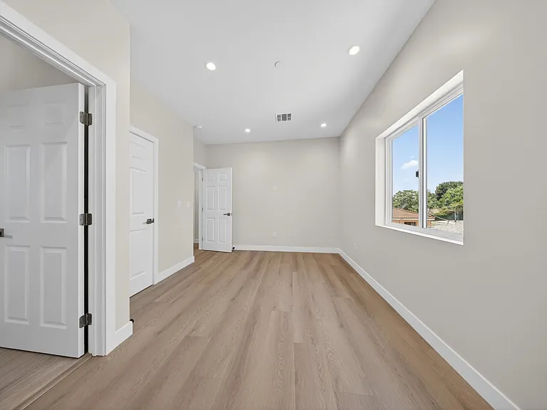 11840 Arminta St — Photo 45