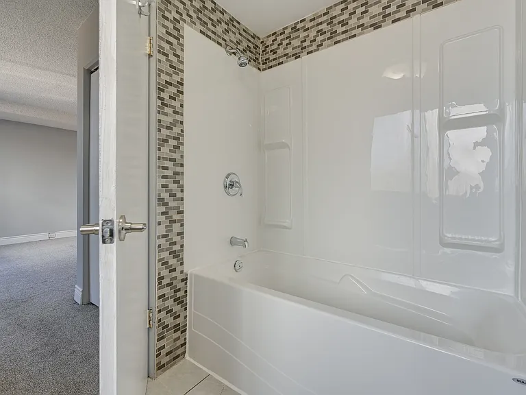 12207 Jasper Ave NW — Photo 6