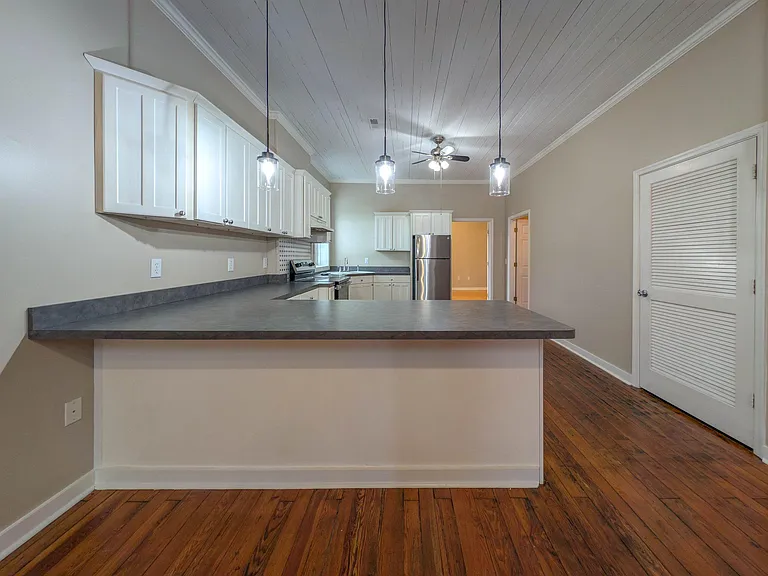 170 E Davis St — Photo 5